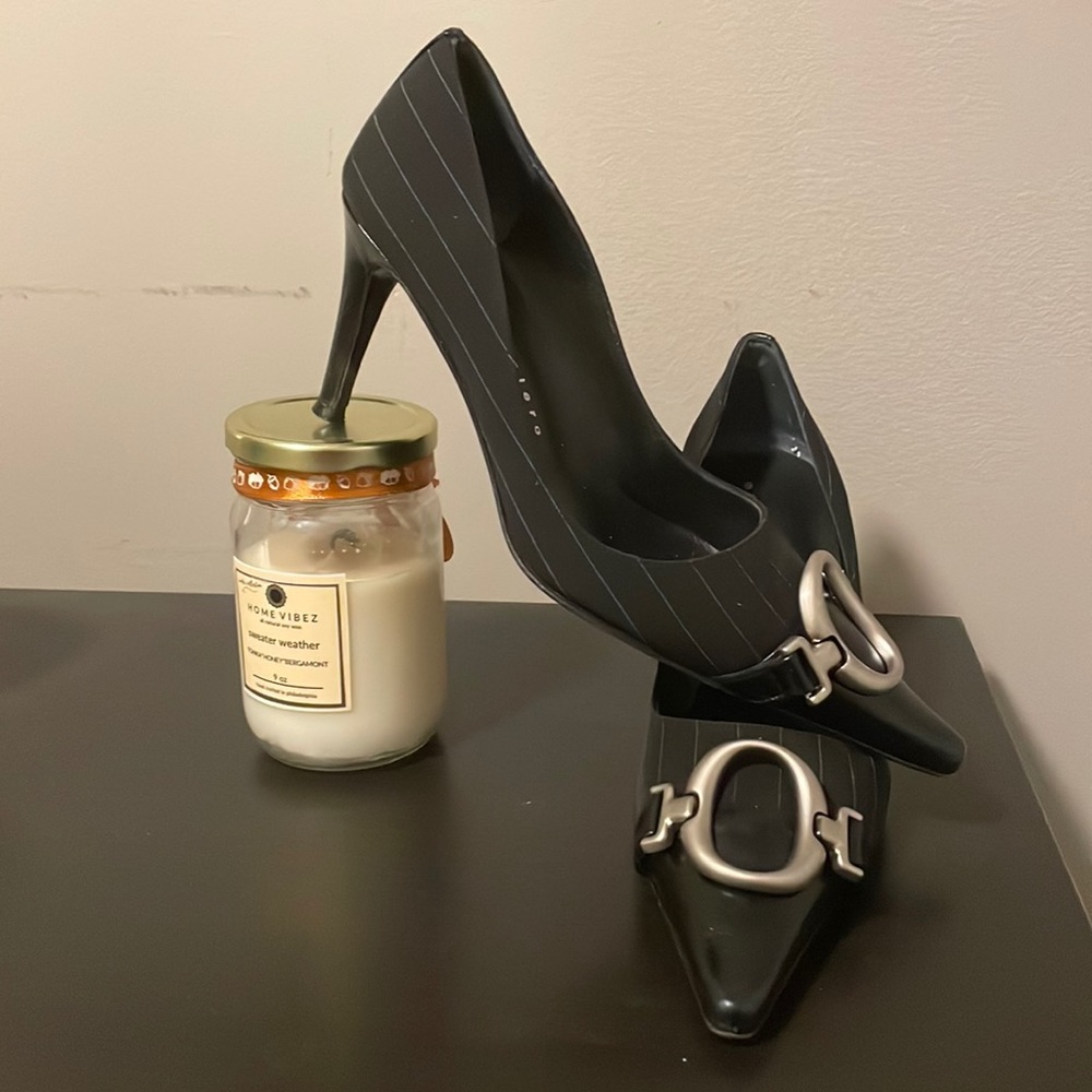 Black point tow heels with silver buckle.